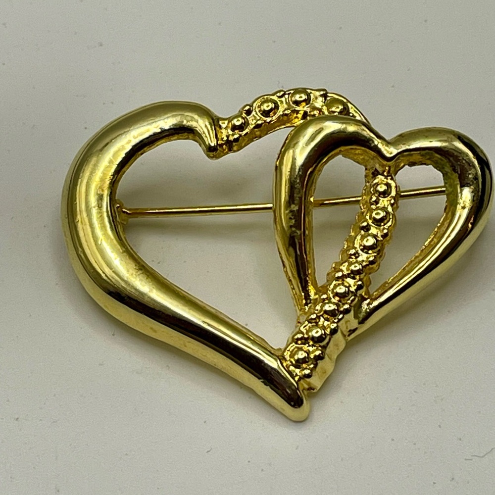 Vintage AAI Double Intertwined Heart Gold Tone Brooch. Sweetheart pin.